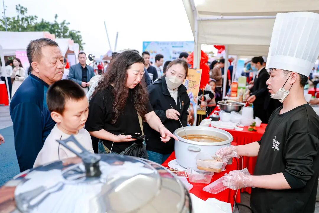 郭文海尹念红出席“广货行天下·中山百货进深圳”活动：带着“中山好物”和中山人民深情厚意来 欢迎深圳市民多到中山走走看看