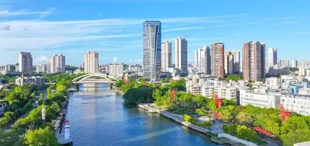 全市重点项目推进会召开：坚定信心决心加速度奔跑 以精准服务加快推动项目落地见效